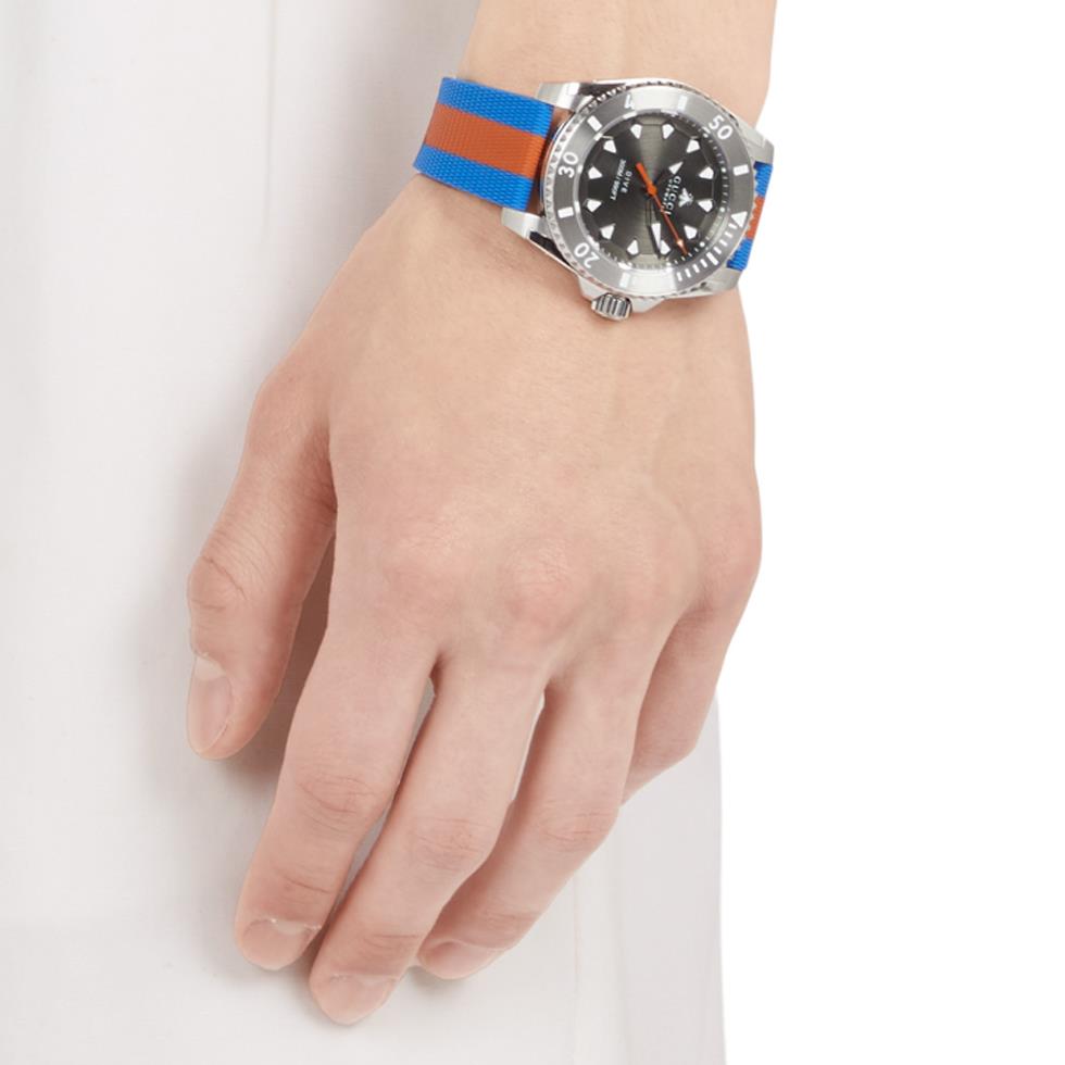 GUCCI DIVE - Cassa in acciaio da 40 mm, quadrante grigio, cinturino in poliestere sostenibile, corona e fondello a vite - GUCCI TIMEPIECES