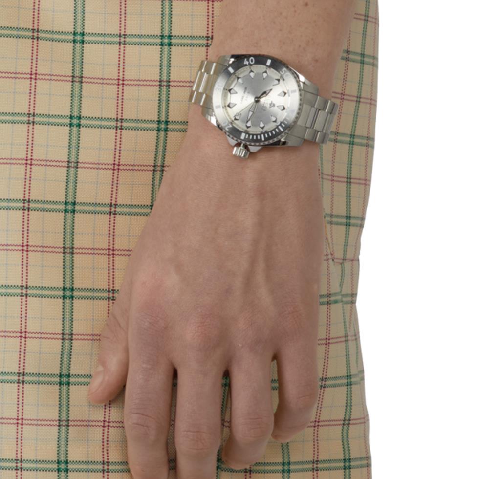 GUCCI DIVE -  Cassa in acciaio da 40 mm, quadrante argentato, lunetta grigia, bracciale in acciaio, corona e fondello a vite - GUCCI TIMEPIECES