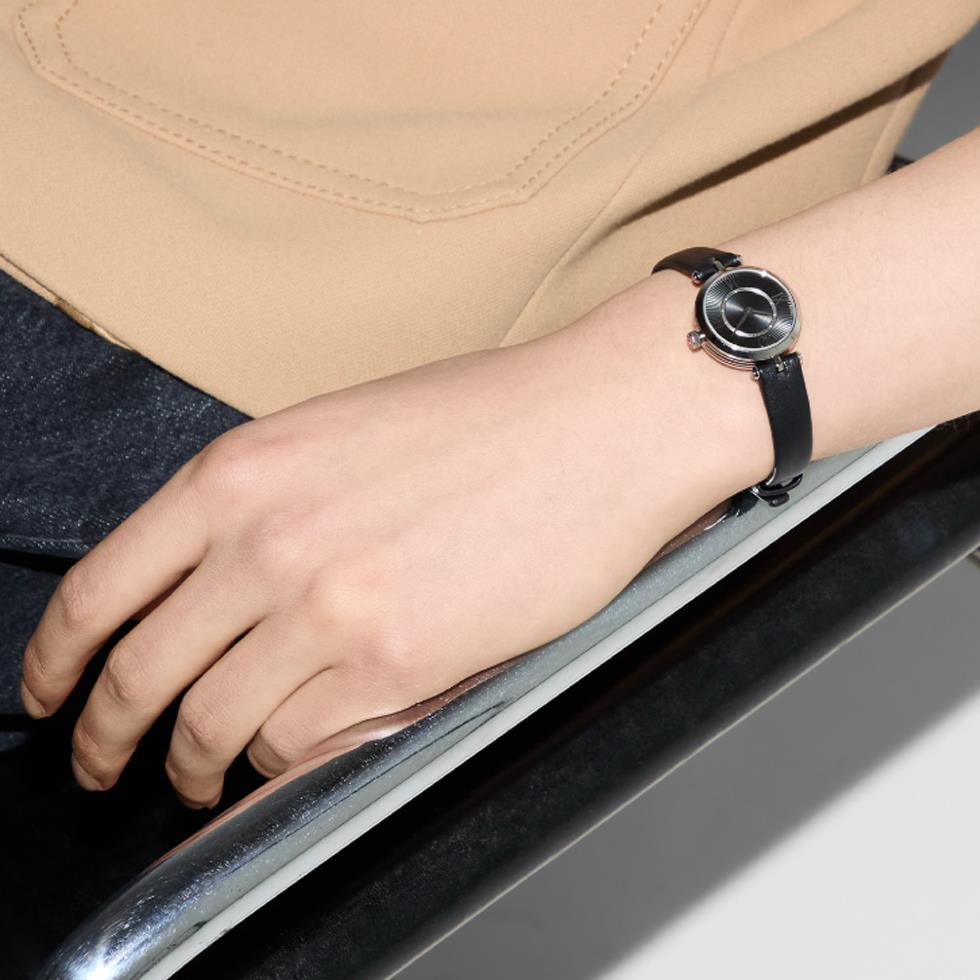 MODEL 2000 - CASSA IN ACCIAIO INOSSIDABILE, 24 MM; QUADRANTE NERO GUILLOCH&Eacute;, BANDE IN RESINA NERA SUL LATO DELLA CASSA; CINTURINO IN PELLE NERA - GUCCI TIMEPIECES