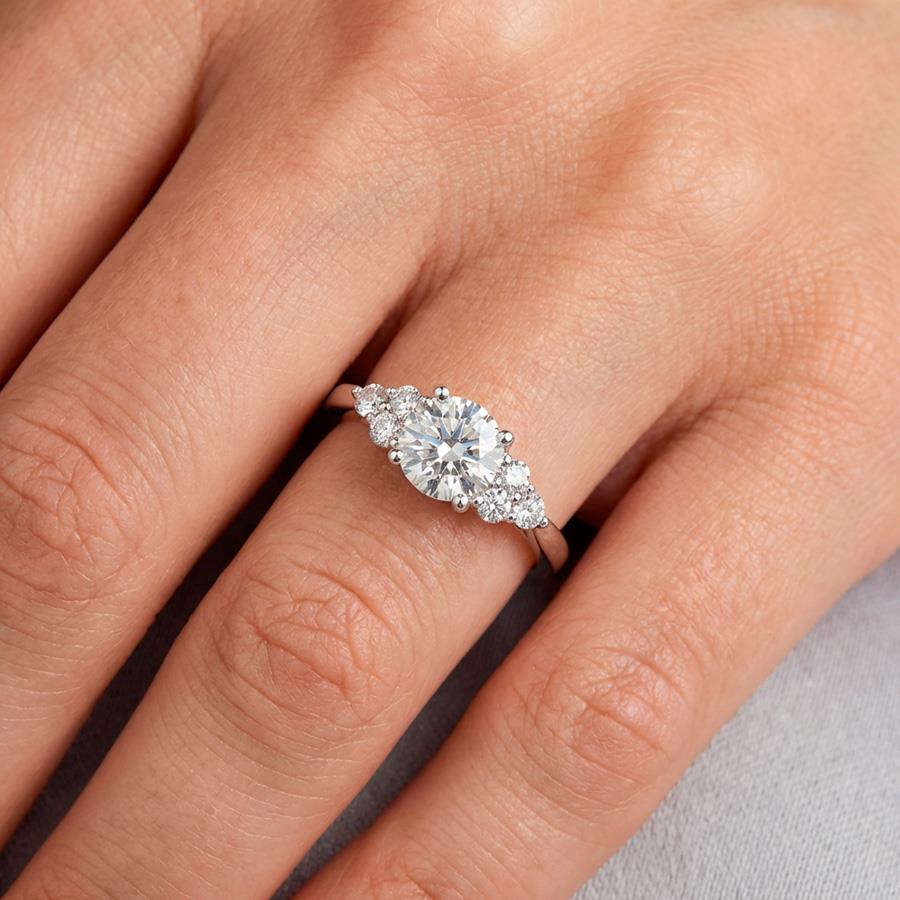 ANELLO SOLITARIO GR 3.90 - C.61 CERTIFICATO + 6 BRILL VSG 0.15 - GIORGIO VISCONTI