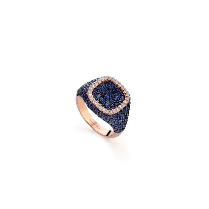 Anello chevalier in oro rosa 18 kt con diamanti brillanti carati 0.21 e zaffiri naturali blu carati 3.29 - BUONOCORE