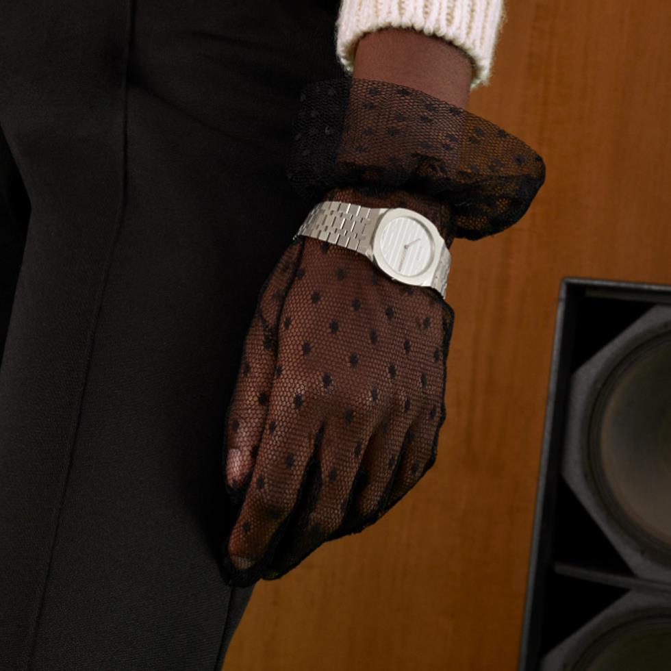 GUCCI 25H - CASSA SFACCETTATA DI 30 MM IN ACCIAIO INOSSIDABILE, QUADRANTE IN OTTONE COLOR ARGENTO CON MOTIVO INCROCIO GG, CINTURINO IN ACCIAIO INOSSIDABILE A CINQUE MAGLIE - GUCCI TIMEPIECES