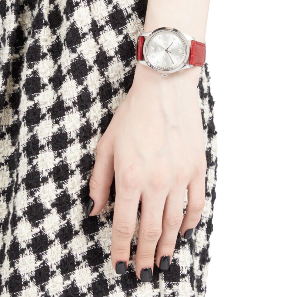 G-TIMELESS - Cassa in acciaio da 32 mm con quadrante in argento spazzolato con api, cinturino in pelle di alligatore rossa - GUCCI TIMEPIECES