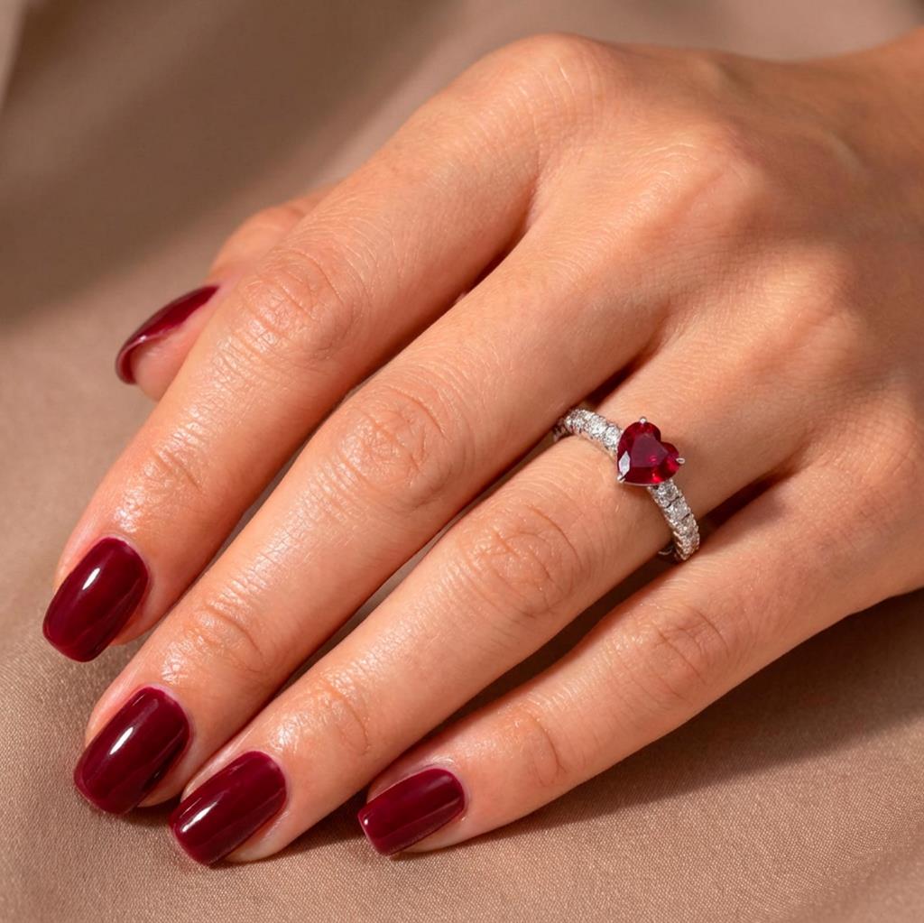 Anello in oro bianco con Rubino taglio cuore kt 1.25 contorno di diamanti kt 0.37 G VS - CEDRO