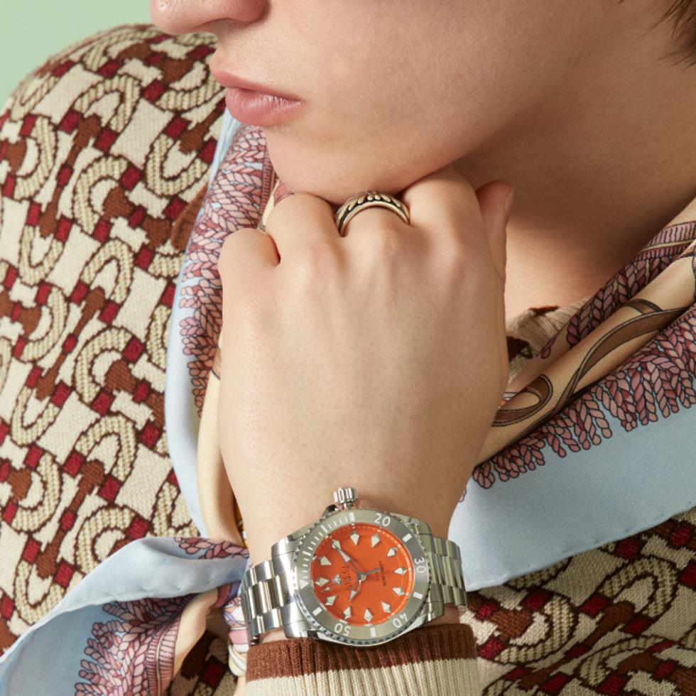 GUCCI DIVE - Cassa in acciaio da 40 mm, quadrante arancione, lunetta bianca, bracciale in acciaio, corona e fondello a vite - GUCCI TIMEPIECES