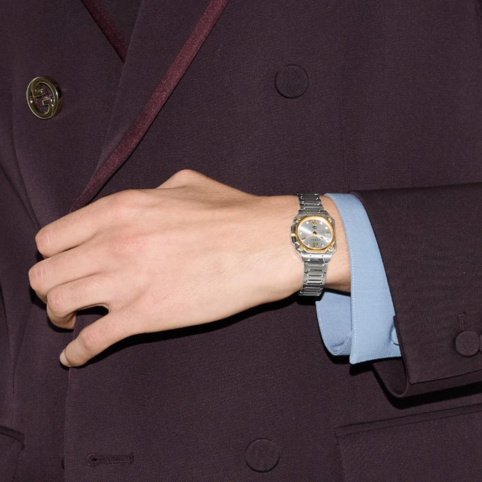 G-FLAT - Cassa in acciaio inox da 24 mm, lunetta e viti placcate in oro giallo 18 carati; Quadrante argento galvanizzato con numeri romani a ore 12 e 6 e indici diamantati; Bracciale in acciaio inossidabile - GUCCI TIMEPIECES