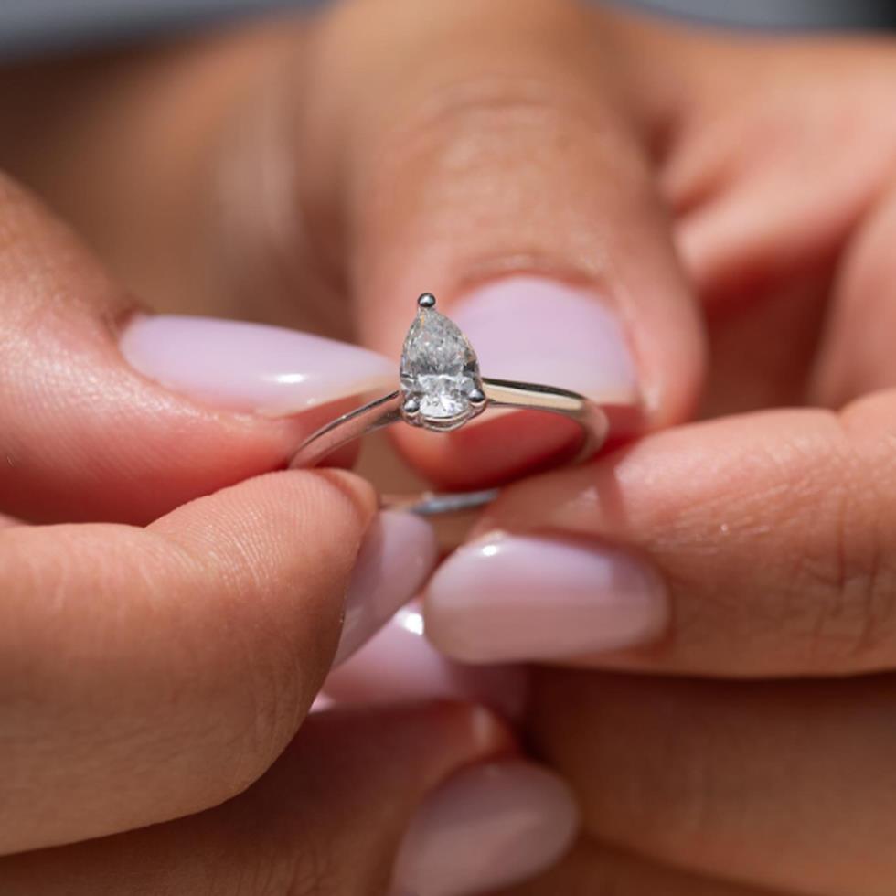 Anello solitario "Promise" in oro bianco 18 kt con diamante goccia carati 0.70 - gr 3.50 - BUONOCORE