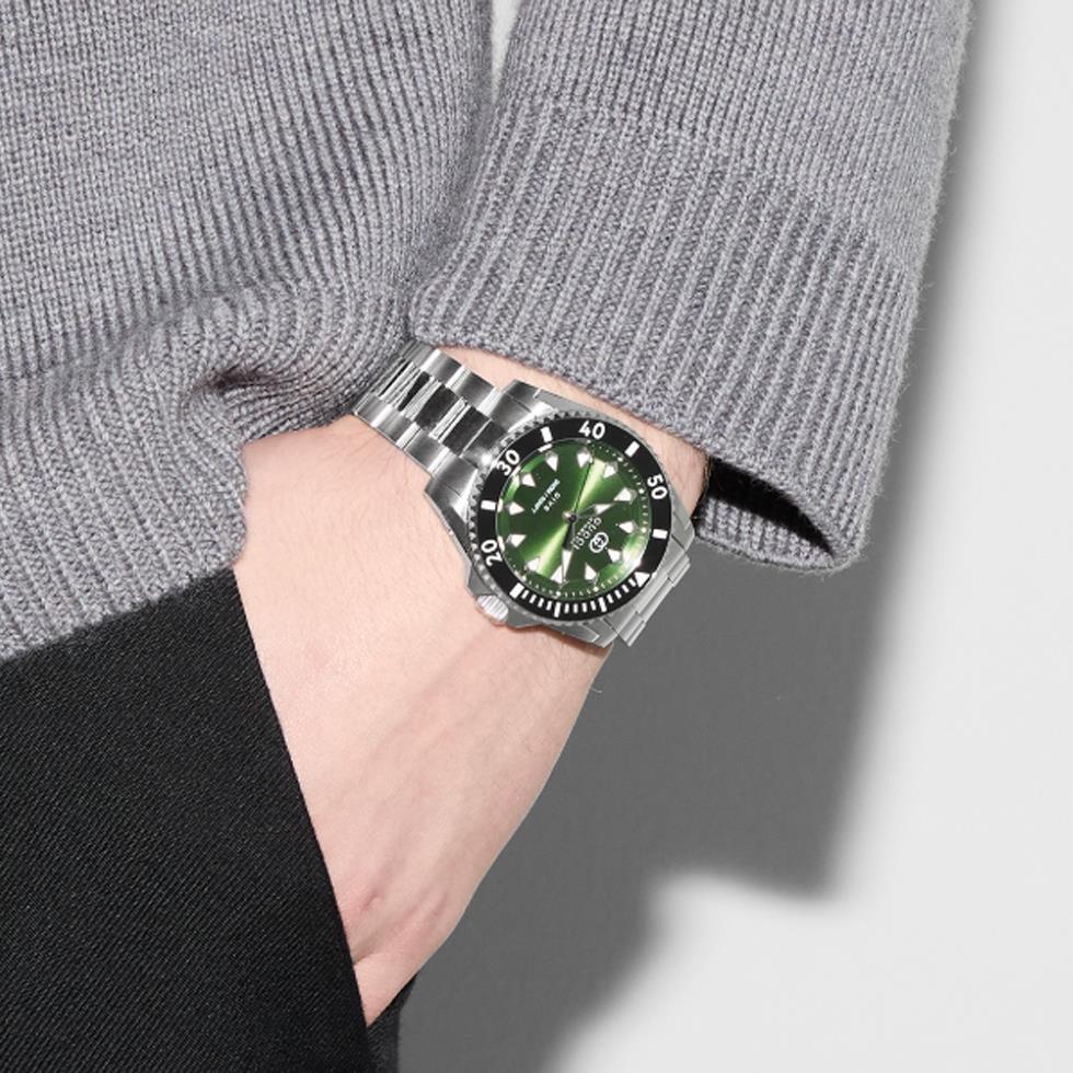 GUCCI DIVE - Cassa in acciaio inox da 40 mm, quadrante verde con dettaglio Incrocio GG e indici in Super-LumiNova, lunetta in ceramica nera, bracciale in acciaio inox - GUCCI TIMEPIECES