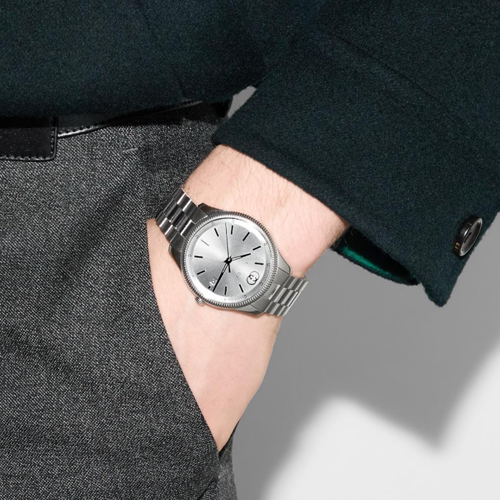 G-TILEMESS - Cassa in acciaio inox da 38 mm, quadrante tonalit&agrave; argento con Incrocio GG, data a ore 3 e cinturino in acciaio inox - GUCCI TIMEPIECES