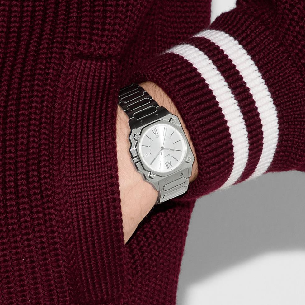 G-FLAT - CASSA IN ACCIAIO INOX DA 30 MM; QUADRANTE ARGENTO GALVANIZZATO CON NUMERI ROMANI A ORE 12 E 6 E DATA A ORE 3; BRACCIALE IN ACCIAIO INOSSIDABILE - GUCCI TIMEPIECES