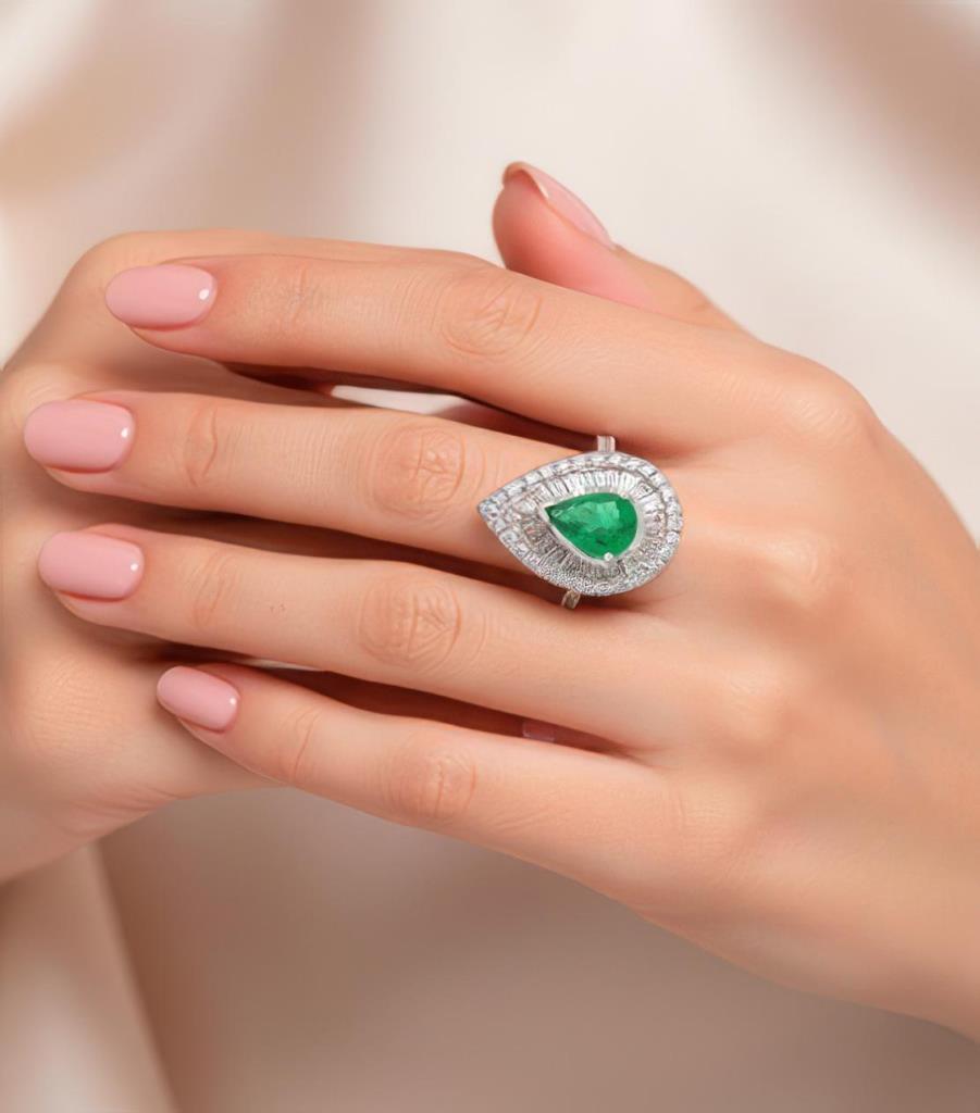 ANELLO IN ORO BIANCO CON DIAMANTI 0.33 - BAGUETTE - 0.40 - SMERALDO 0.67 - CEDRO