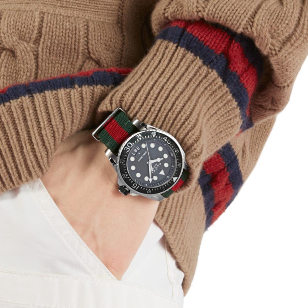 GUCCI DIVE - Cassa in acciaio 45 mm, quadrante nero opaco, cinturino in nylon con motivo web verde-rosso-verde - GUCCI TIMEPIECES