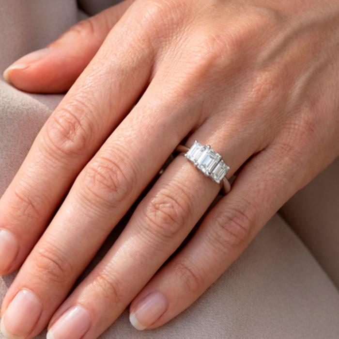 ANELLO TRILOGY CON 3 BAGUETTES A SFINIRE KT 1.39 G VS - CEDRO