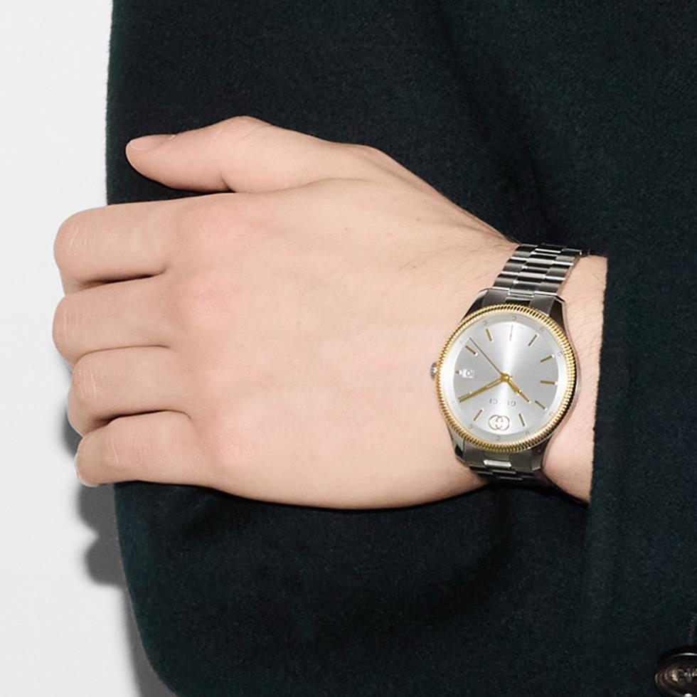 G-TIMELESS - CASSA IN ACCIAIO INOX DA 38 MM CON LUNETTA PLACCATA IN ORO GIALLO, QUADRANTE TONALIT&Agrave; ARGENTO CON INCROCIO GG, DATA A ORE 3 E CINTURINO IN ACCIAIO INOX - GUCCI TIMEPIECES