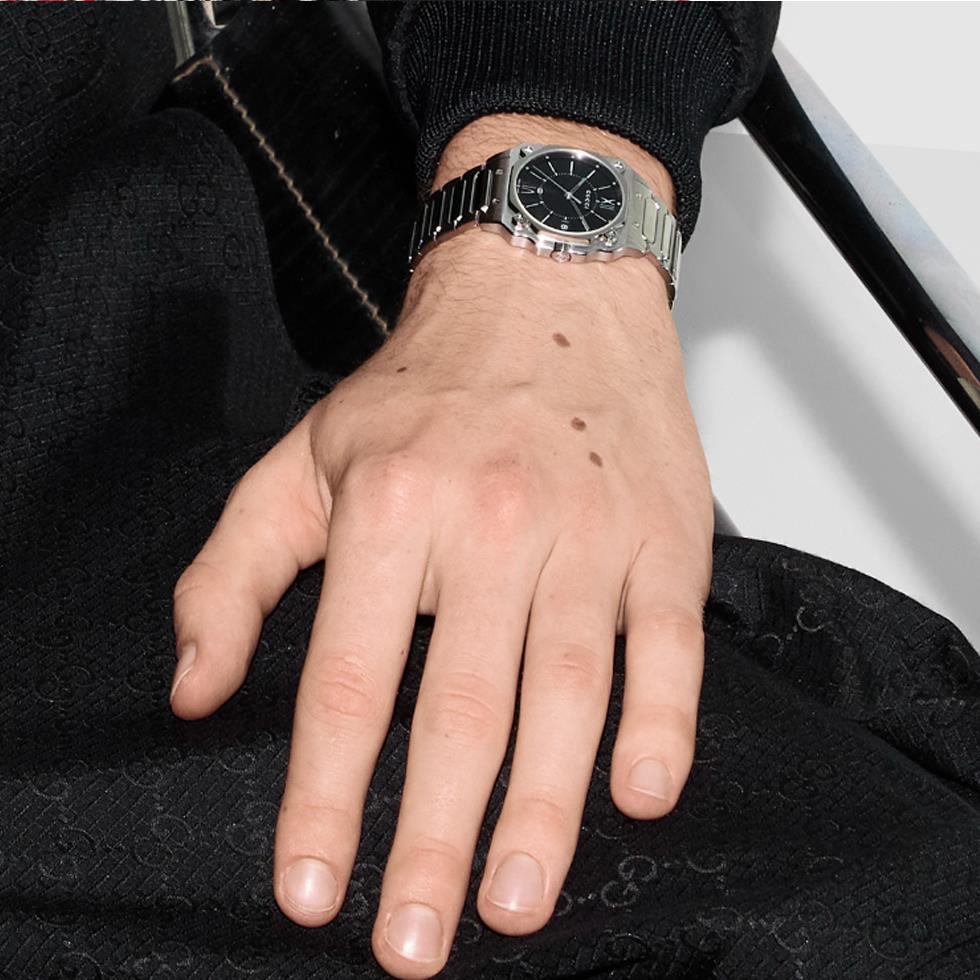 G-FLAT - Cassa in acciaio inox da 30 mm; Quadrante nero galvanizzato con numeri romani a ore 12 e 6 e data a ore 3; Bracciale in acciaio inossidabile - GUCCI TIMEPIECES