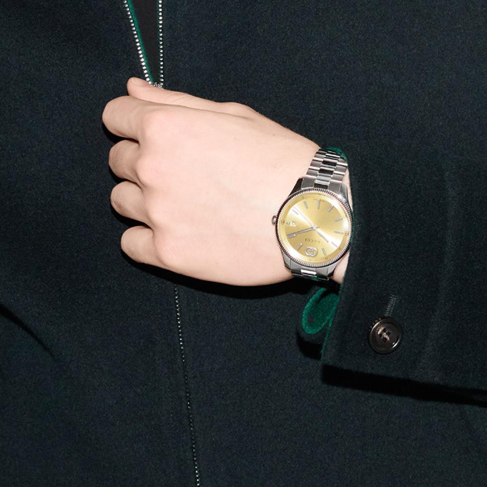 G-TIMELESS - CASSA IN ACCIAIO INOX DA 38 MM, QUADRANTE PLACCATO IN ORO CON INCROCIO GG, DATA A ORE 3 E CINTURINO IN ACCIAIO INOX - GUCCI TIMEPIECES