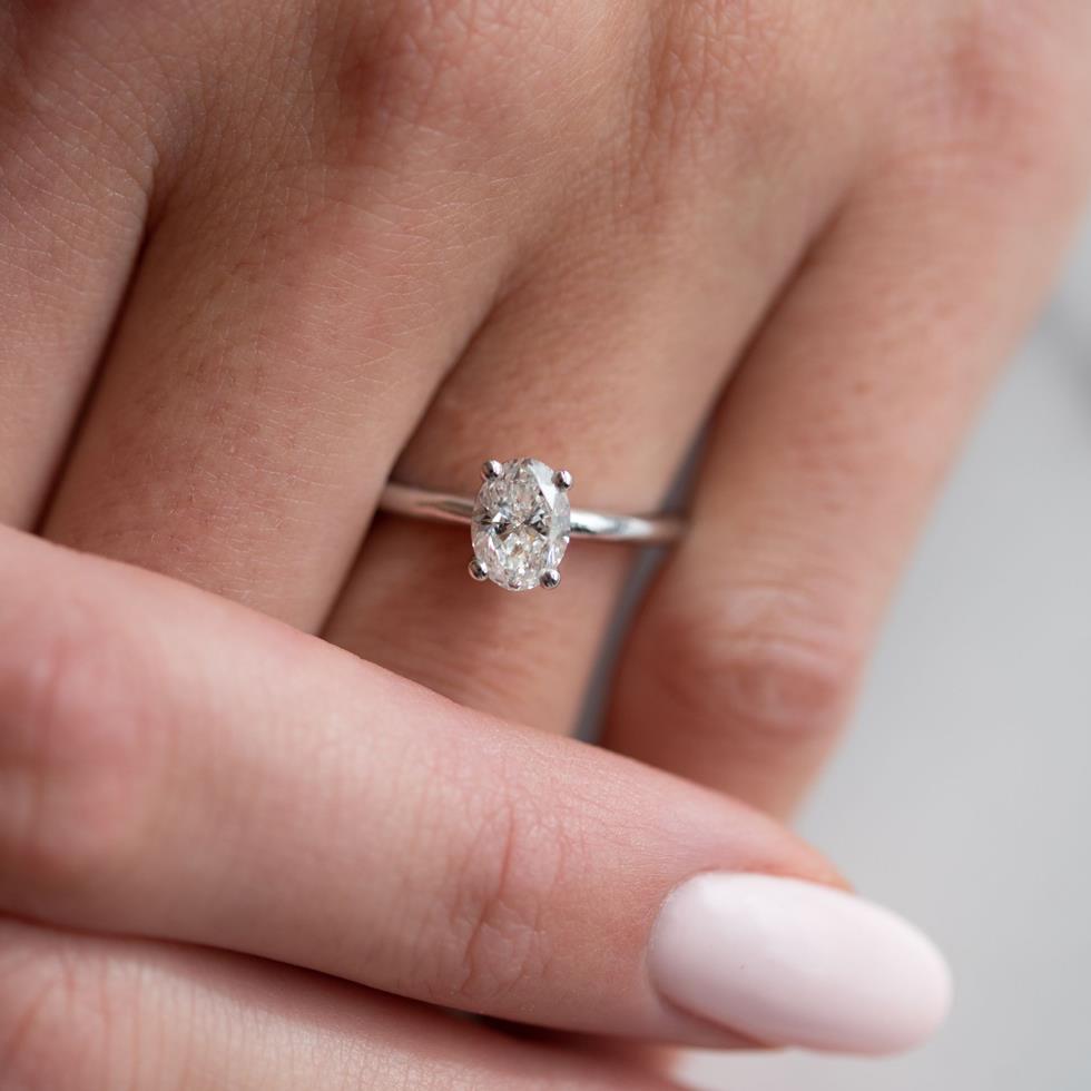 Anello solitario "Promise" in oro bianco 18 kt con diamante ovale carati 0.50 - gr 3.50 - BUONOCORE
