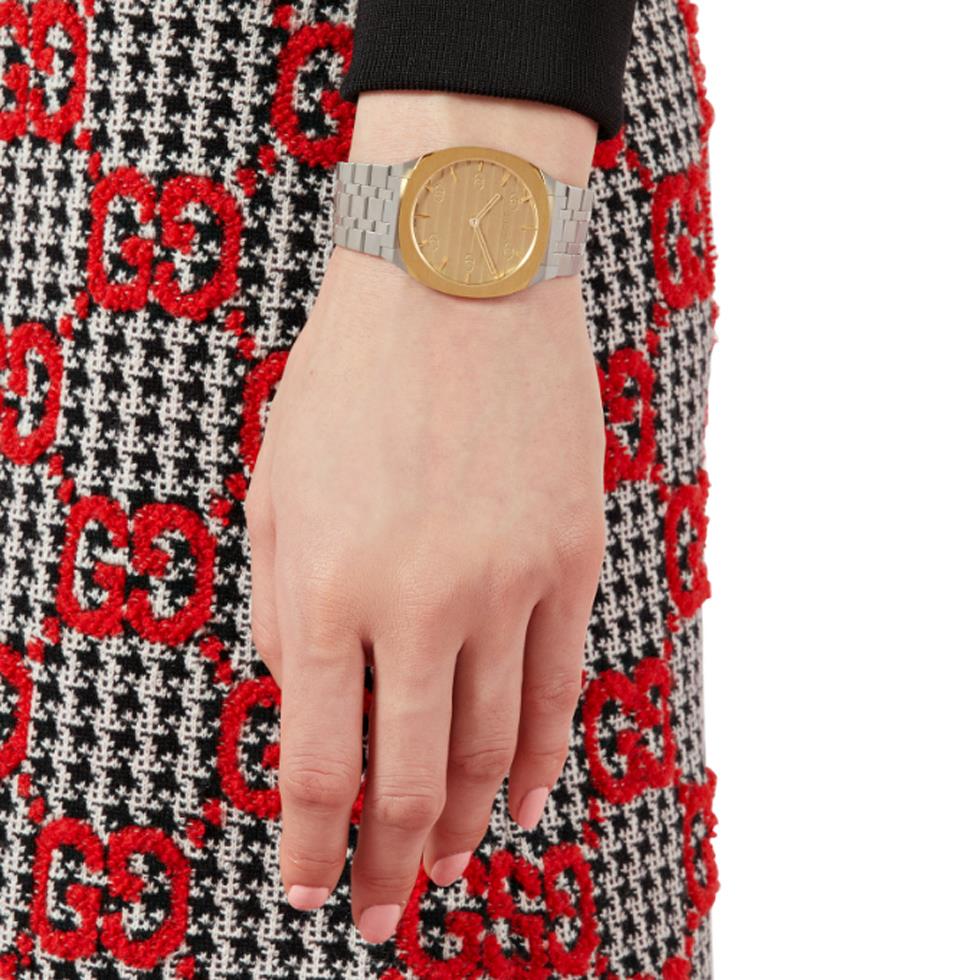 GUCCI 25H - Cassa multistrato placcata in oro giallo 18 kt e acciaio inossidabile da 34 mm, quadrante in ottone dorato con motivo GG, bracciale in acciaio inossidabile a 5 maglie - GUCCI TIMEPIECES