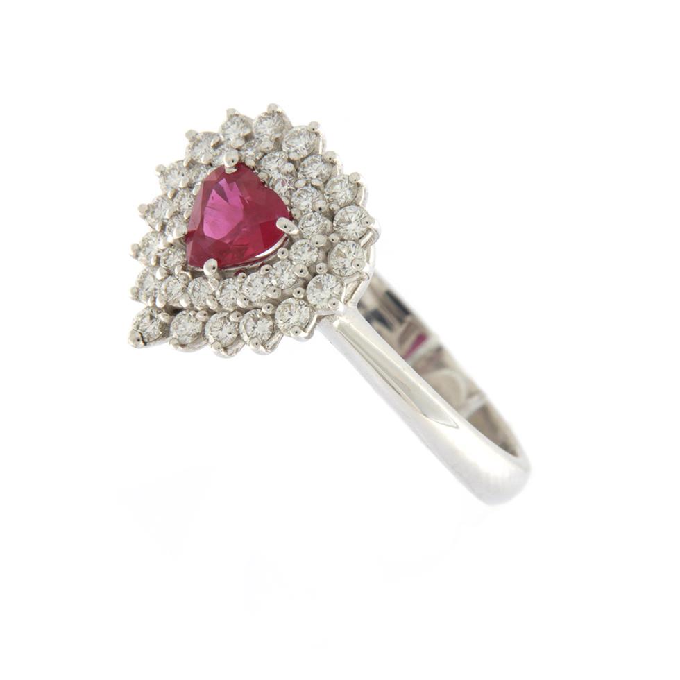 Anello modello Cuore in oro bianco con Rubino cuore 0.49 kt e contorno doppio diamanti 0.47 G VS - CEDRO