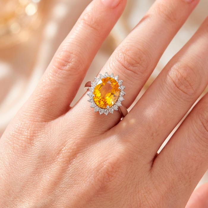 ANELLO CON  ZAFFIRO GIALLO TAGLIO CUSCINO CT 5.24 E DIAMANTI CT 0.45 - CEDRO