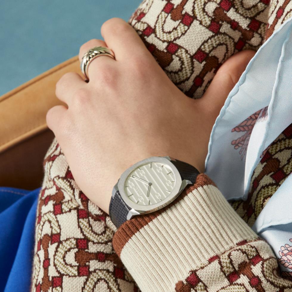 GUCCI DIVE - Cassa in acciaio da 38 mm, quadrante in ottone argentato con GG, cinturino in pelle nera - GUCCI TIMEPIECES