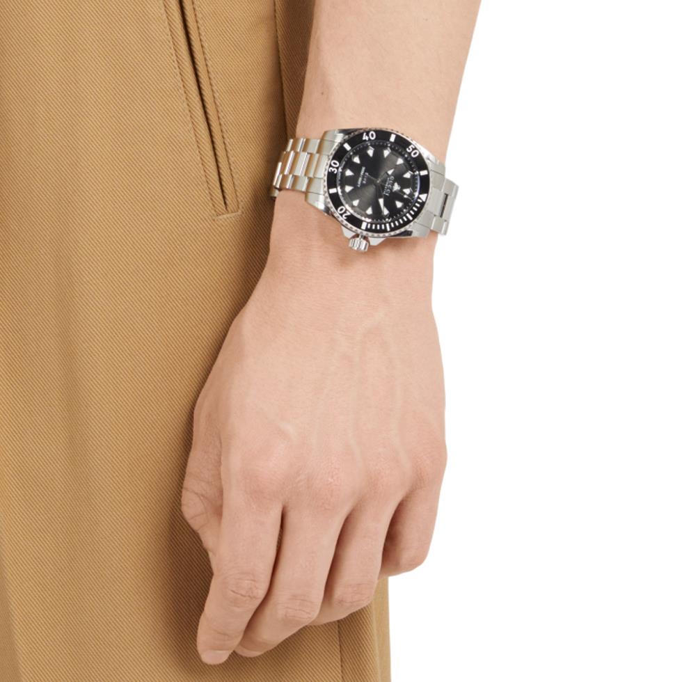 GUCCI DIVE - Cassa in acciaio da 40 mm, quadrante nero, lunetta in ceramica nera, bracciale in acciaio, corona e fondello a vite - GUCCI TIMEPIECES