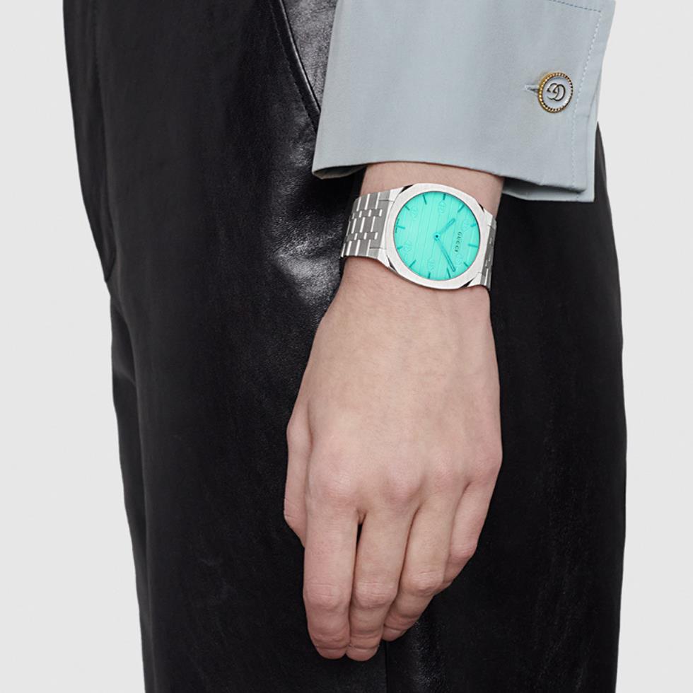 GUCCI 25H - Cassa sfaccettata di 38 mm in acciaio inossidabile, quadrante bianco con motivo Incrocio GG e vetro color blu oceano, cinturino in acciaio inossidabile a cinque maglie - GUCCI TIMEPIECES