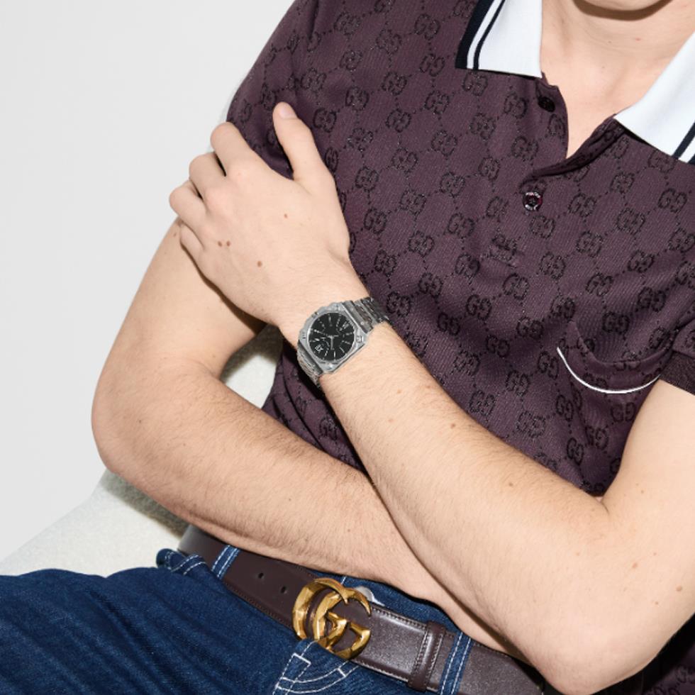 G-FLAT - CASSA IN ACCIAIO INOX DA 36 MM; QUADRANTE NERO OPALINO CON NUMERI ROMANI A ORE 12 E 6 E DATA A ORE 3; BRACCIALE IN ACCIAIO INOSSIDABILE - GUCCI TIMEPIECES