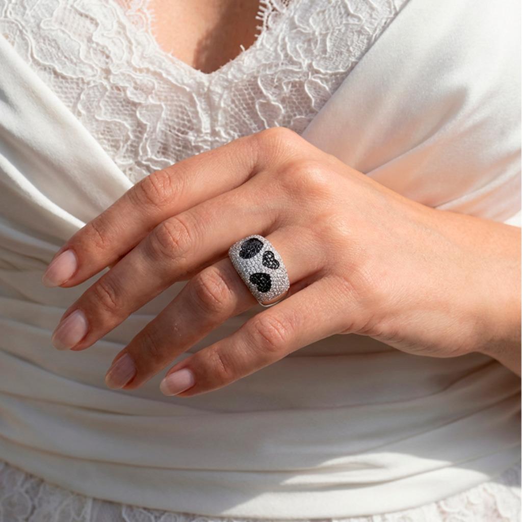 ANELLO FASCIA IN ORO BIANCO CON PAV&Eacute; DI DIAMANTI BIANCHI E CUORI DI DIAMANTI NERI - DB KT 1.50 IFG - DN KT 0.78  - GIORGIO VISCONTI